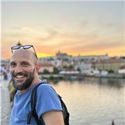 Laureato in economia impartisce lezioni a studenti